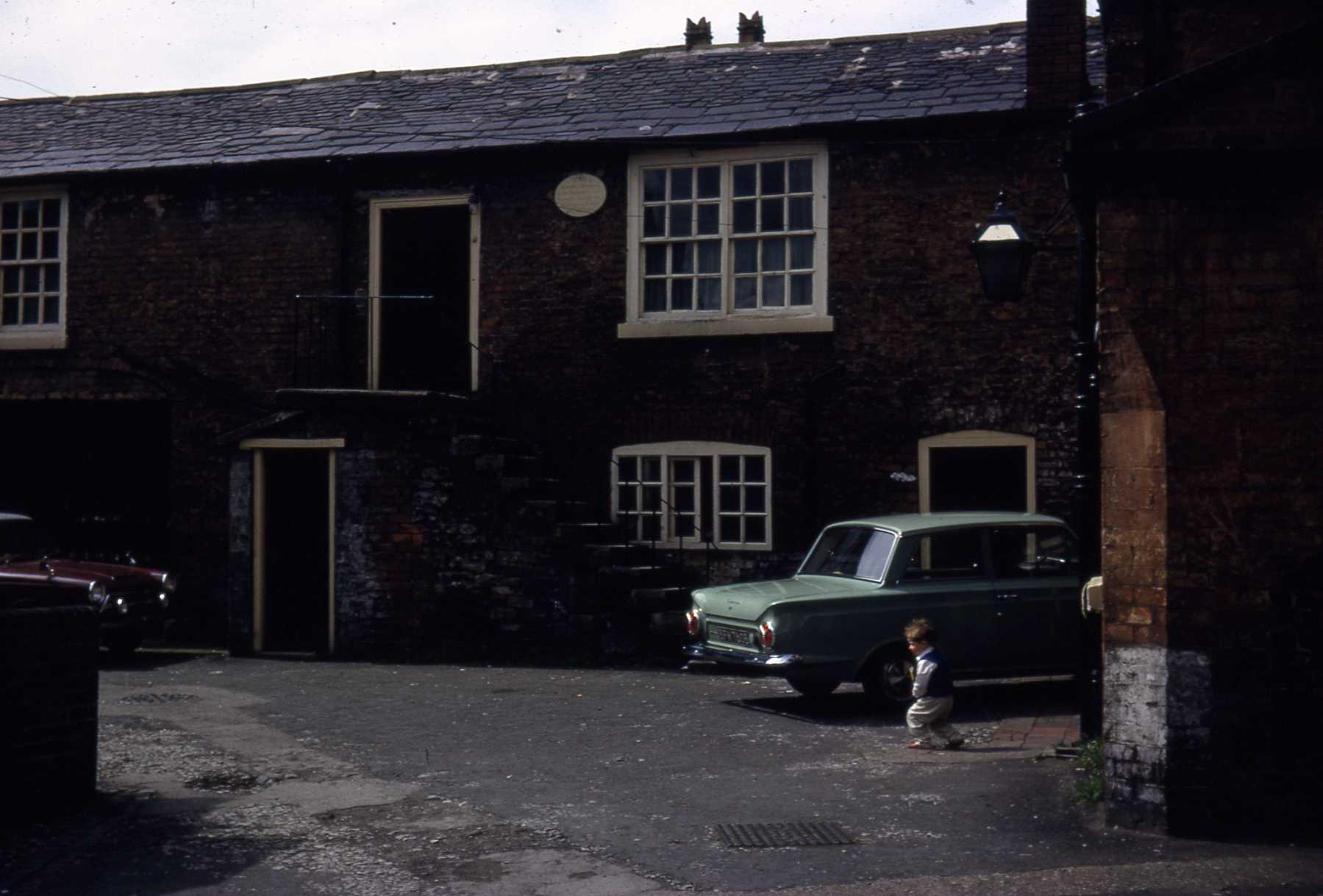 D4 051 Friendly Society rear of Queens Head June 1966.jpg